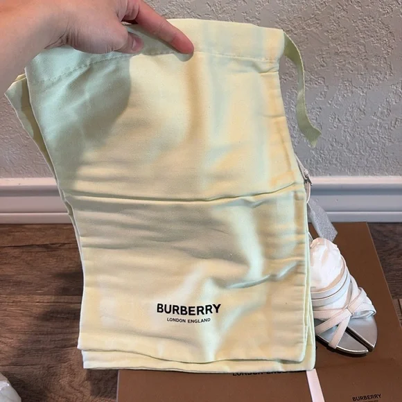 NWT SIZE 36 Burberry White Leather Split-Toe Hove Sandals - Picture 4 of 16